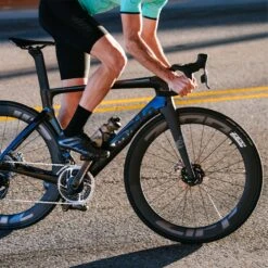 ZIPP 404 Firecrest Carbon Tubeless CL Disc Wheelset -Bicycle Components Shop Zipp 404 Firecrest Carbon Tubeless CL Disc Wheelset Black 8